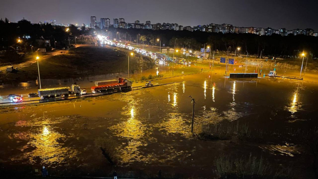 Antalya'da şiddetli yağış ve fırtına etkili oldu